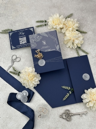 Lacivert Zarflı Gümüş Baskılı Ve Çiçek Süslemeli Akrilik Düğün Davetiyesi