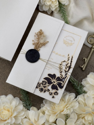 Siyah Ve Altın Baskı Detaylı Yarım Kapaklı Modern Düğün Davetiyesi