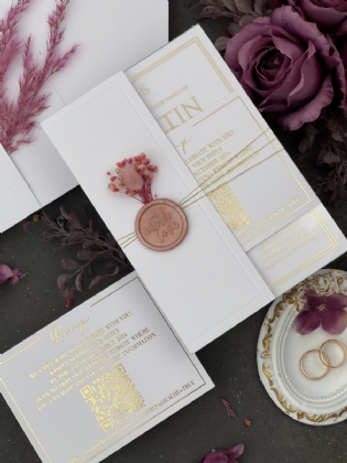 Pembe Çiçek Dekorasyonlu Yarım Kapaklı Akrilik Davetiye