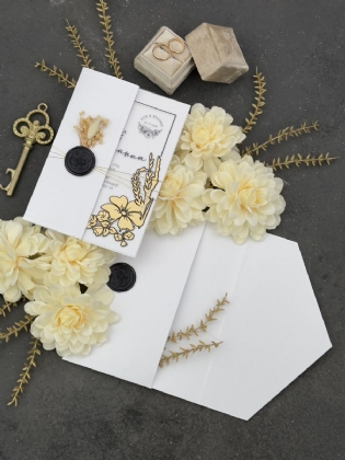 Altın Ve Siyah Çiçek Motif Baskılı Kuru Çiçek Süslemeli Zarif Düğün Davetiyesi