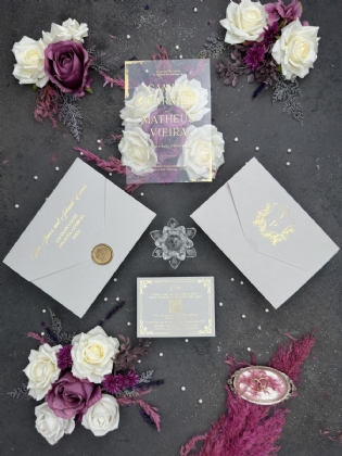 Parlak Altın Baskılı Köşeler ve Cep Zarfı ile Şeffaf Akrilik Davetiye Seti