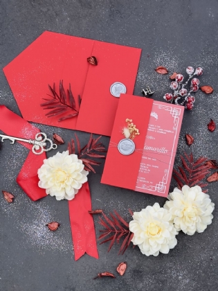 Kırmızı Yarım Kapaklı Zarflı Gümüş Baskılı Akrilik Doğum Günü Davetiyesi