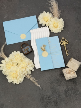 Bebe Mavisi Çiçek Süslemeli Yarım Kapaklı Zarflı Davetiye