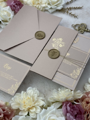 Çiçek Kabartmalı Zarflı Altın Baskılı Yarım Kapaklı Düğün Davetiyesi