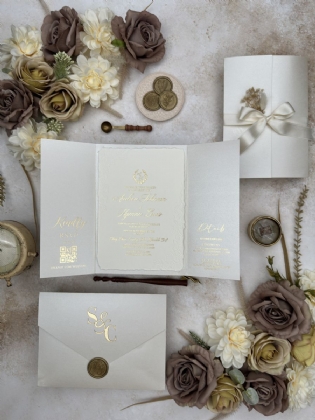 Çift Kapaklı Rsvp Ve Detay Kartı Baskılı Kenarları Yırtmalı Ve Çiçek Gömme Baskılı Davetiye