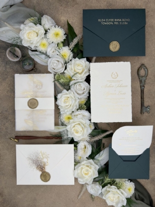 Yırtık Kenarlı Altın Ve Gömme Baskılı Zarif Düğün Davetiyesi	