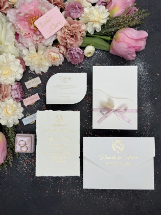 Yırtık Kenarlı Gömme Baskılı Şık Düğün Davetiyesi