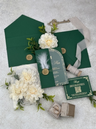 Altın Baskılı Şeffaf Kemer Akrilik ve Tüy Dekorlu Zümrüt Yeşili Yarım Kapak Zarf Düğün Davetiyesi
