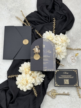 Siyah Kemer Yarım Kapaklı Çiçek Süslemeli Altın Baskılı Düğün Davetiyesi