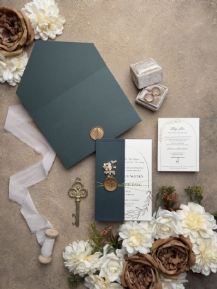 Dokulu Krem Kağıt Ve Altın Baskılı Davetiye İle Koyu Yeşil Çiçek Süslemeli Yarım Kapaklı Zarf