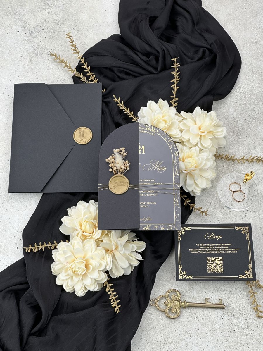 Siyah Kemer Yarım Kapaklı Çiçek Süslemeli Altın Baskılı Düğün Davetiyesi